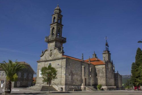 Iglesia parroquial de San Lorenzo de Fornelos de Montes en un día soleado,