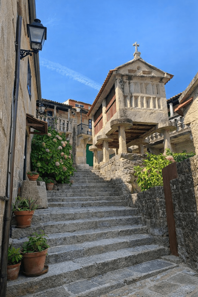 Hórreo tradicional en el casco histórico de Combarro, uno de los pueblos más bonitos cerca de Pontevedra