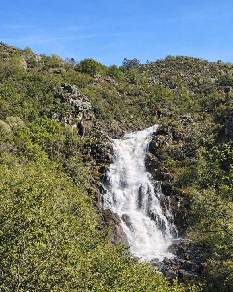 Fervenza de Liñares en Gaxate, cascada rodeada de bosque cerca de Villa Boutique 1880 en A Lama, Pontevedra