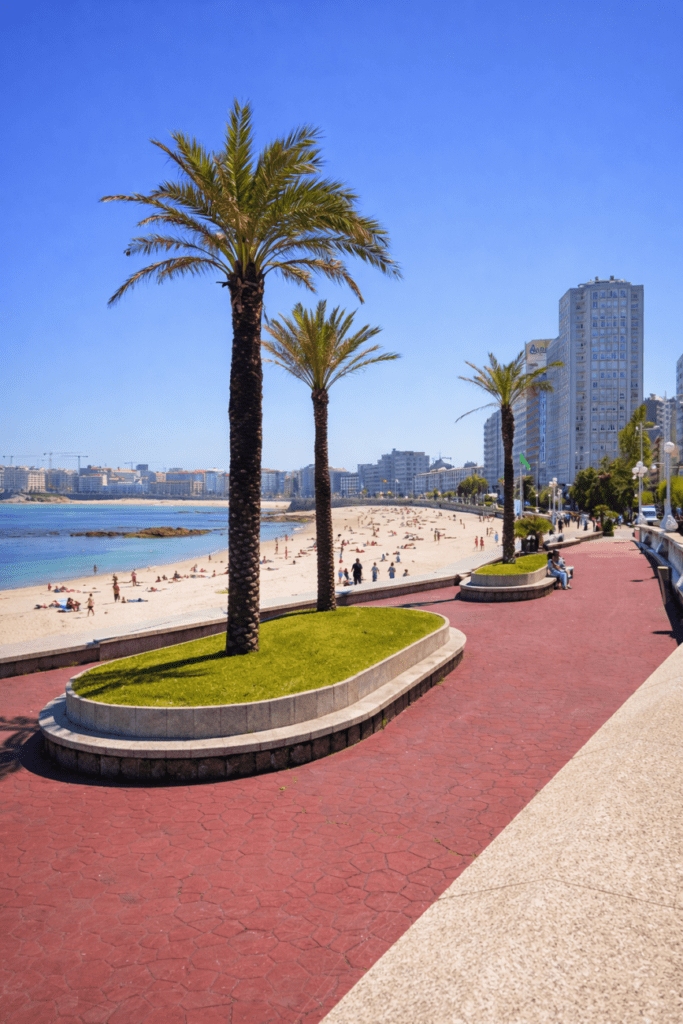 A Coruña paseo en la playa de Riazor.