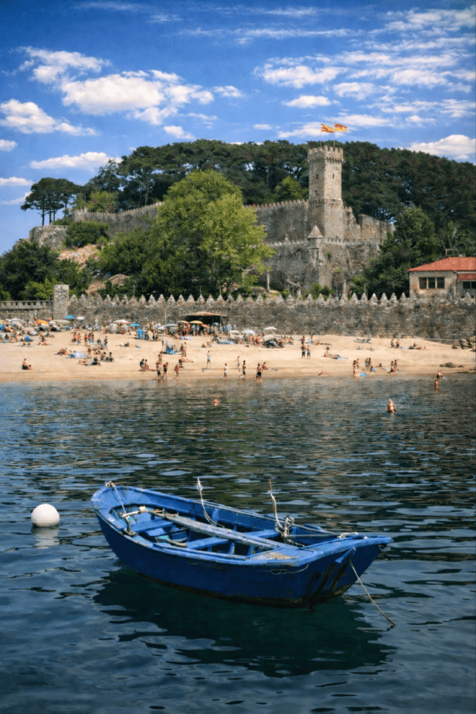 Vistas de la playa de baiona y el parador.