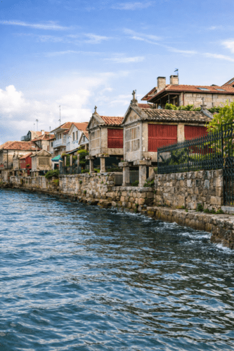 Hórreos junto al mar en Combarro, uno de los pueblos más bonitos cerca de Pontevedra en las Rías Baixas
