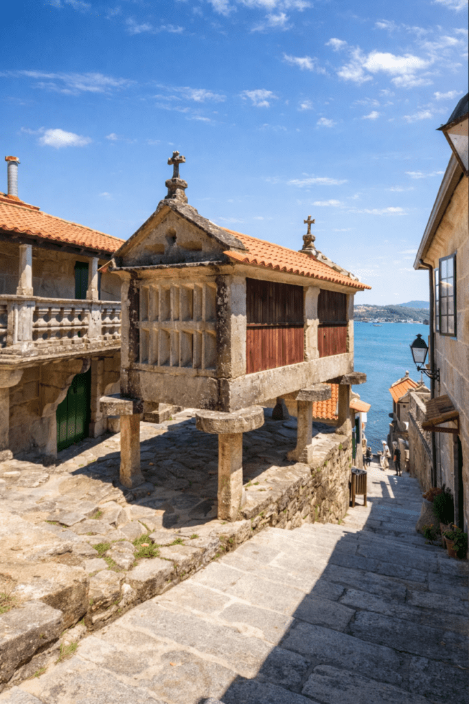 Horreos en Combaroo en las Rias Baixas.
