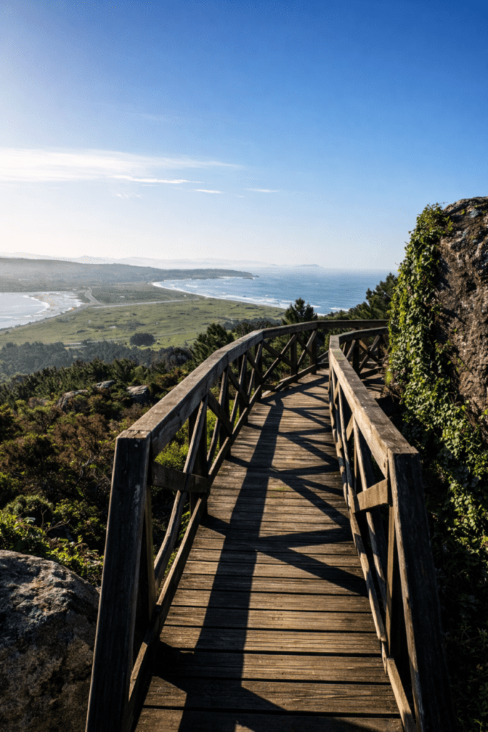 Vistas del istmo de A lanzada desde el mirador de Siradella.