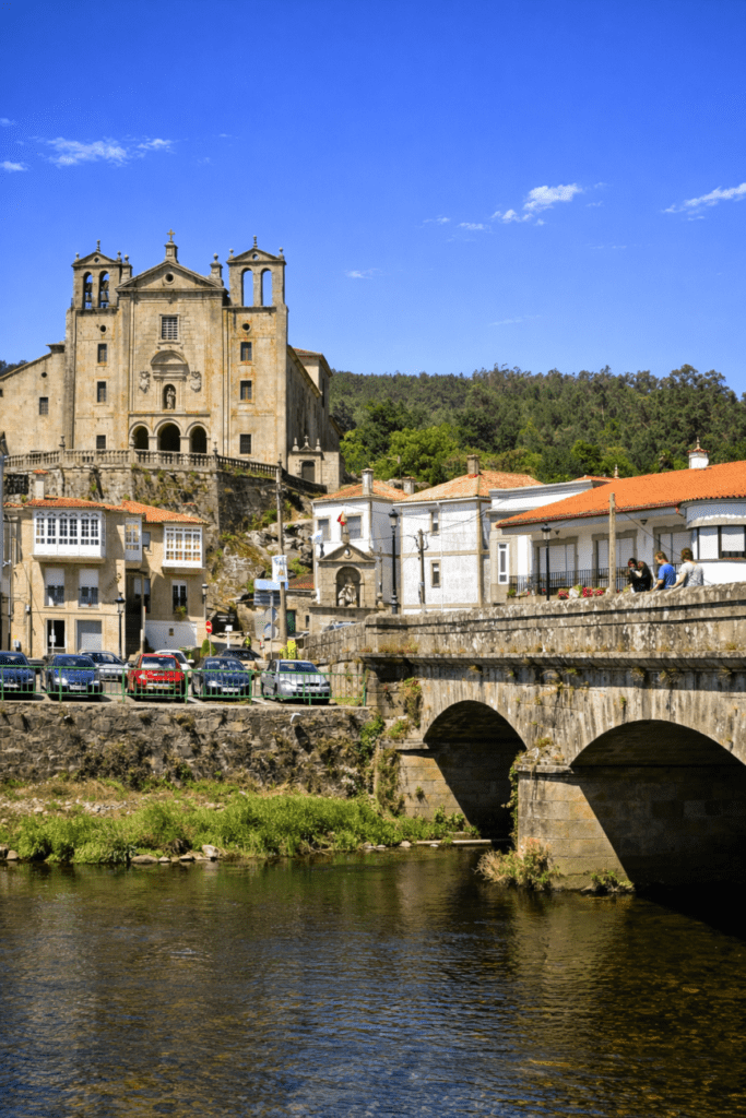 Padrón A Coruña con iglesia, puente sobre el río Sar y arquitectura tradicional gallega en el Camino de Santiago