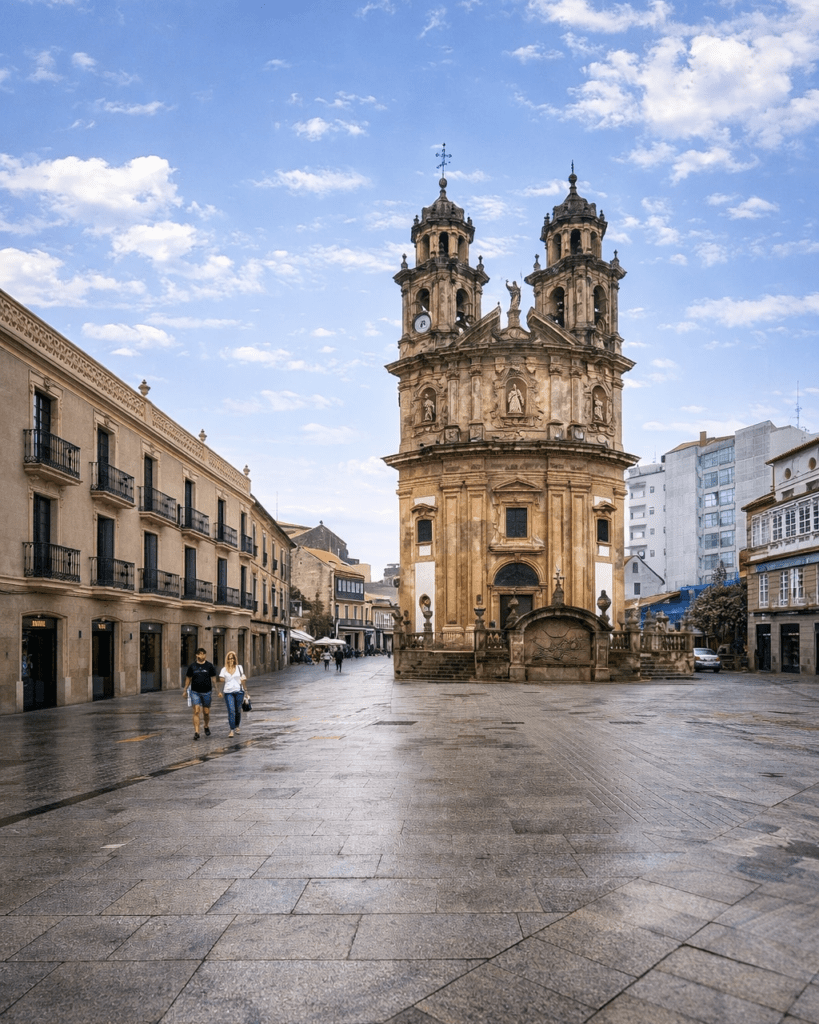 Plaza de la Peregrina en Pontevedra con la iglesia barroca y calles históricas del casco antiguo de Galicia