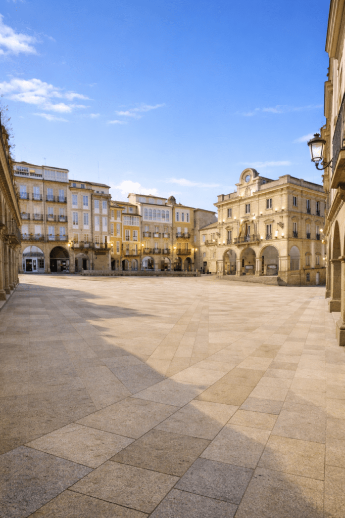 Plaza Mayor de Ourense en Galicia, con arquitectura histórica, soportales y amplia plaza peatonal en el casco antiguo.