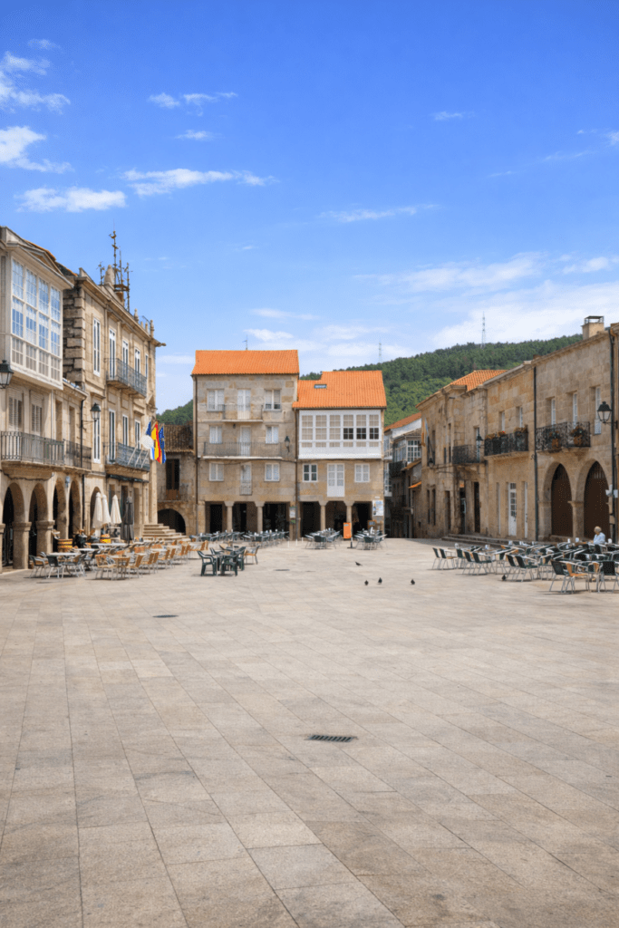 Plaza Mayor de Ribadavia, en la comarca del Ribeiro (Ourense), con edificios históricos, terrazas y ambiente tranquilo en el casco antiguo.