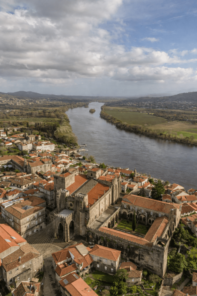 Vista aérea de la catedral y el casco histórico de Tui junto al río Miño, en la frontera entre Galicia y Portugal