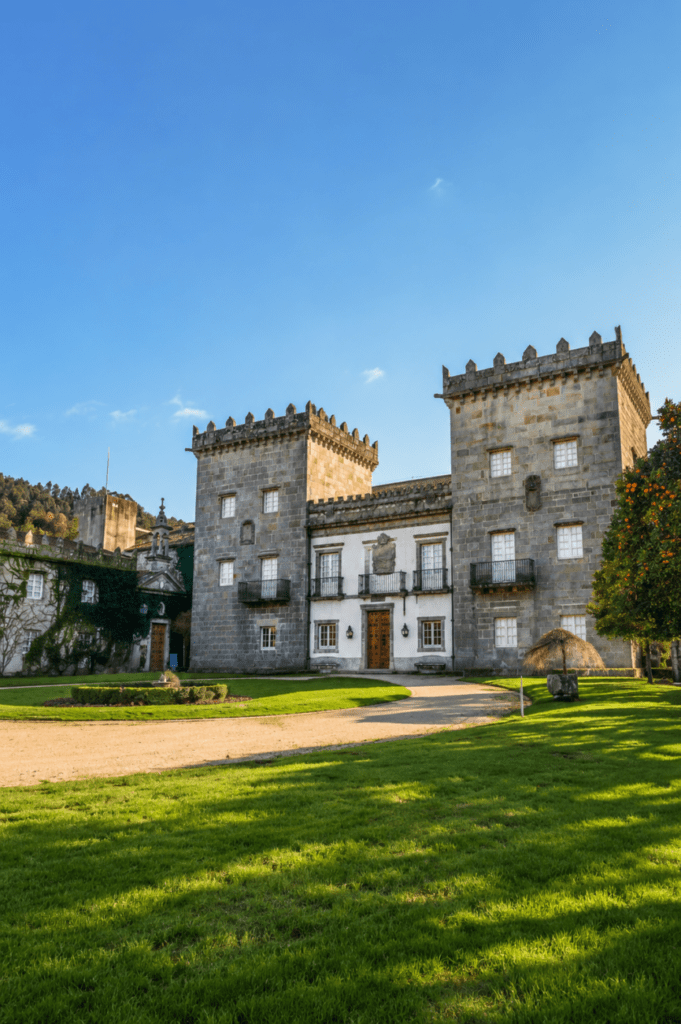 Pazo Quiñones de León rodeado por los jardines del Parque de Castrelos en Vigo.