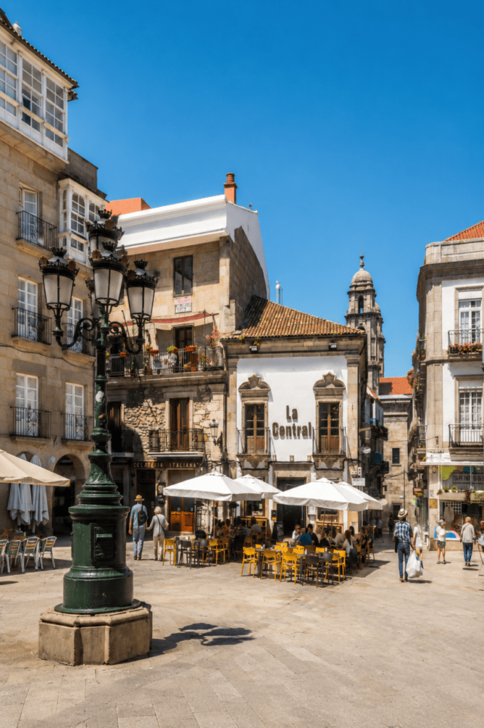 Praza da Constitución en el casco histórico de Vigo con terrazas y edificios tradicionales.
