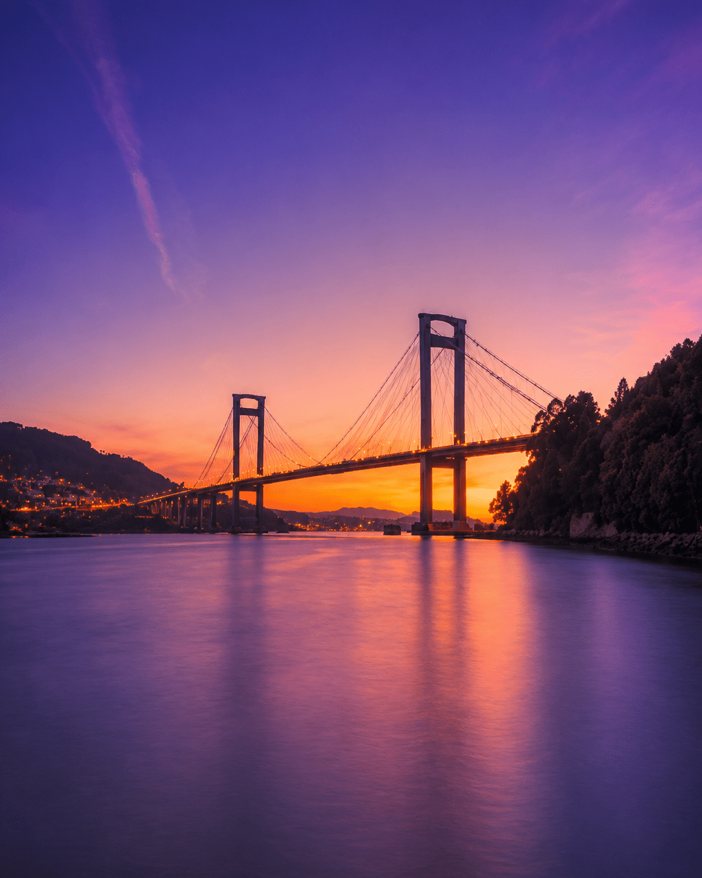 Puente de Rande al atardecer sobre la ría de Vigo con reflejos sobre el agua
