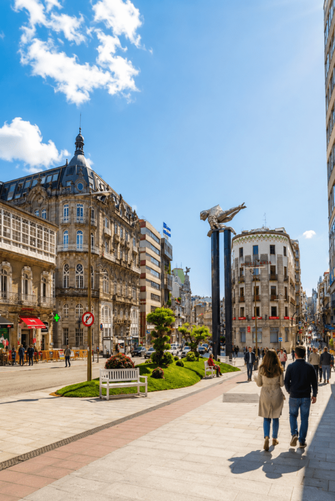 Puerta del Sol de Vigo con la escultura del Sireno, edificios históricos y ambiente urbano en un día soleado