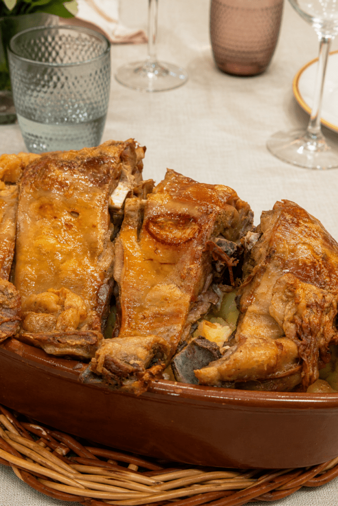 Cabrito al horno tradicional servido en Restaurante Casa Pipeiro en Ponte Caldelas, con piel crujiente y patatas asadas