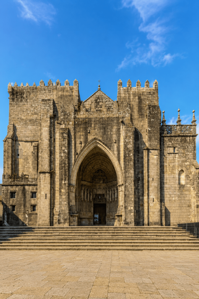 Catedral de Santa María de Tui con su fachada fortificada y escalinata principal