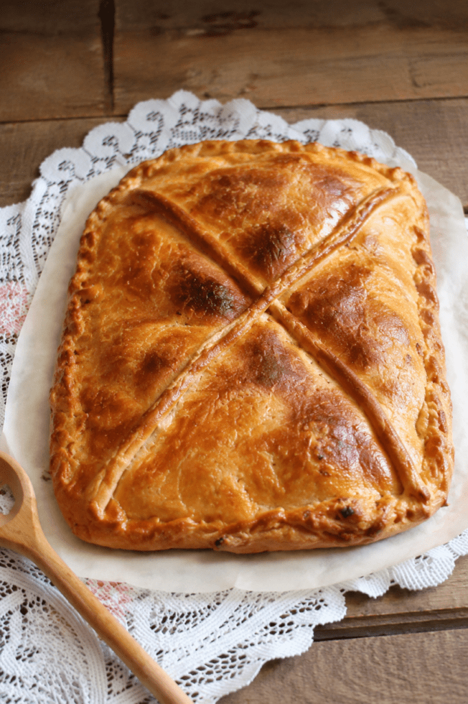 Empanada gallega artesanal de Restaurante Casa Pipeiro en Ponte Caldelas, con masa fina y dorada elaborada de forma tradicional