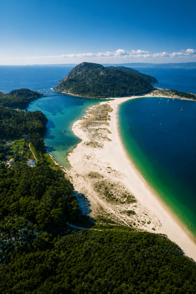 Vista aérea de la playa de Rodas en las Islas Cíes, con arena blanca y aguas turquesas en el Parque Nacional Marítimo-Terrestre de Galicia