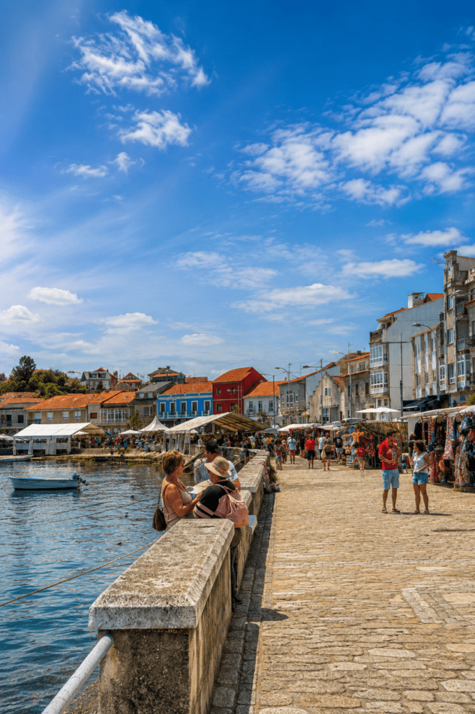 Puerto do Xufre en A Illa de Arousa, con embarcaciones pesqueras, paseo marítimo y ambiente marinero junto a la ría.