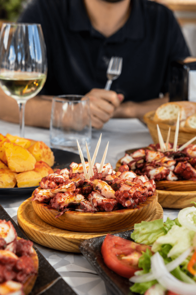 Pulpo a feira y copa de albariño en un restaurante de santiago de Compostela.
