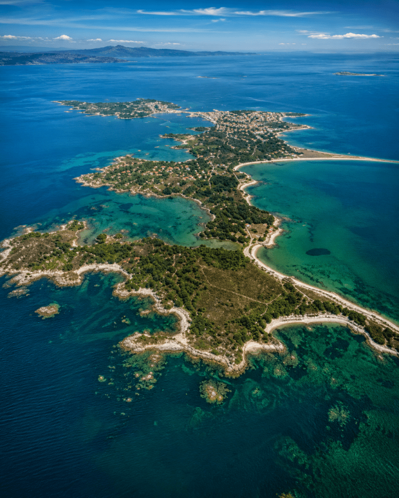 Vista aérea de A Illa de Arousa rodeada por las aguas de la ría de Arousa, con playas, costa rocosa y paisaje marinero de las Rías Baixas.