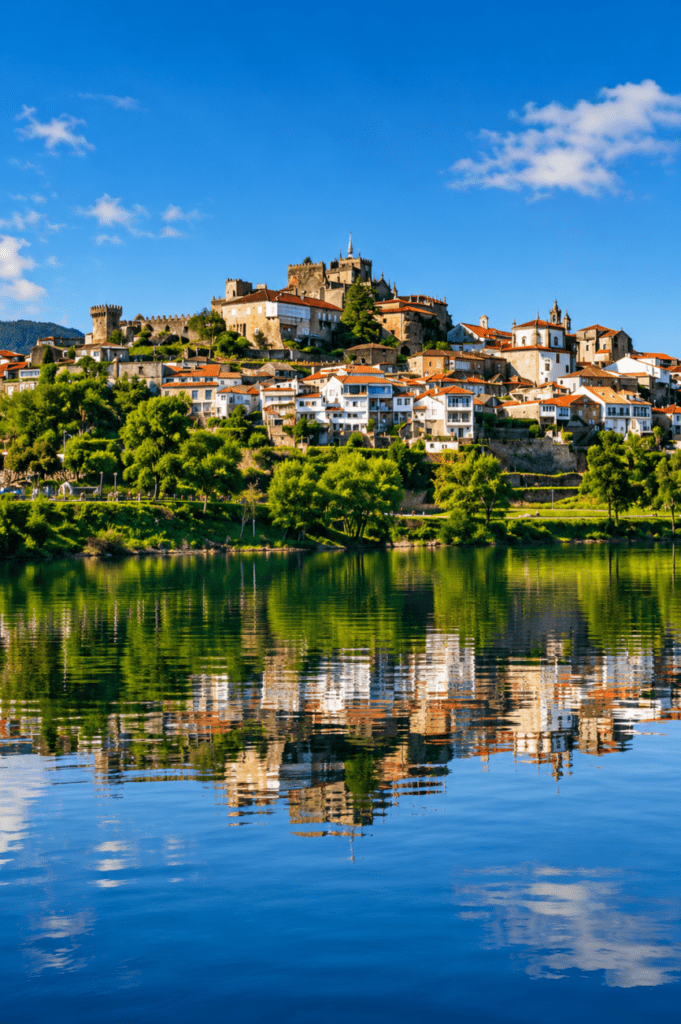 Vista panorámica de Valença do Minho reflejada en el río Miño con la fortaleza y el casco histórico al fondo.