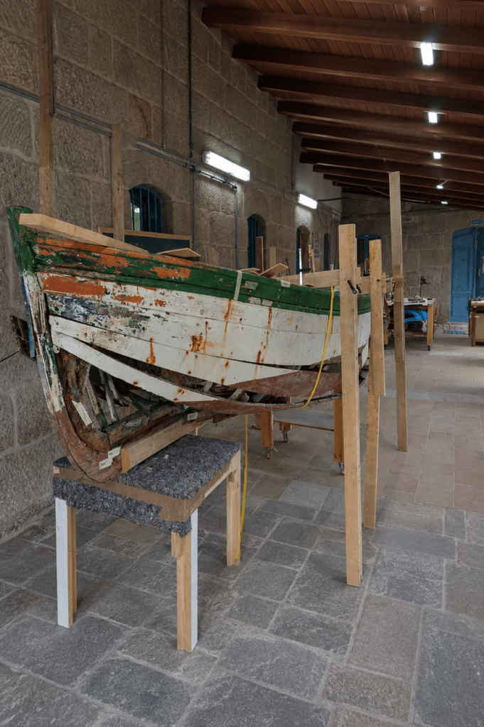 Estado que presenta la barca “Manuel” en el local de la escuela-taller Pousadouro de Redondela.