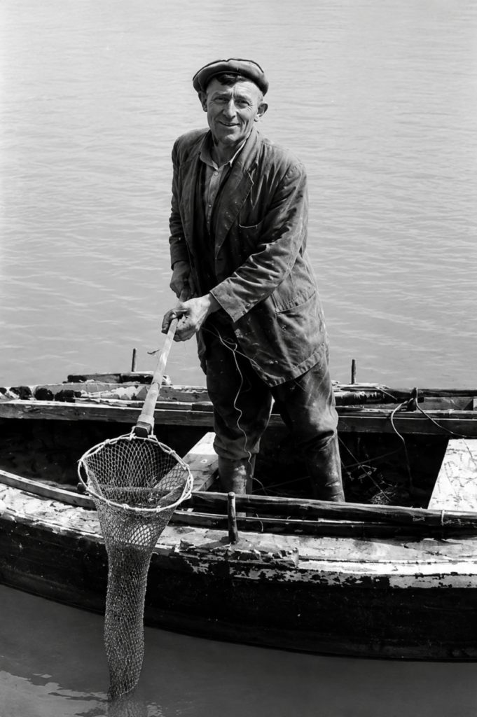 Faustino Otero, pescando en su barca “Manuel”