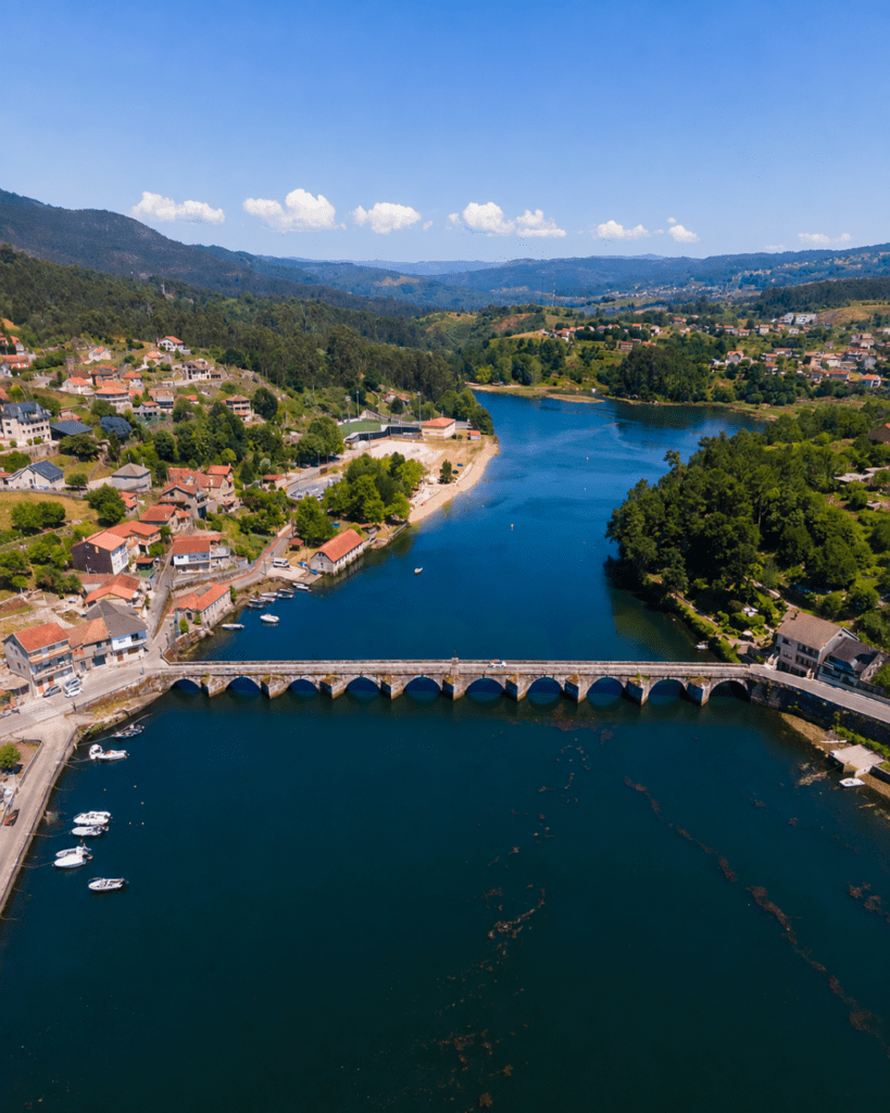 Vista aérea del puente de Pontesampaio sobre el río Verdugo, junto a Arcade, Pontevedra