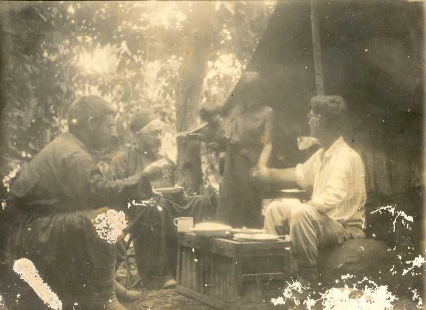 Alfonso Graña con dos evangelistas.
